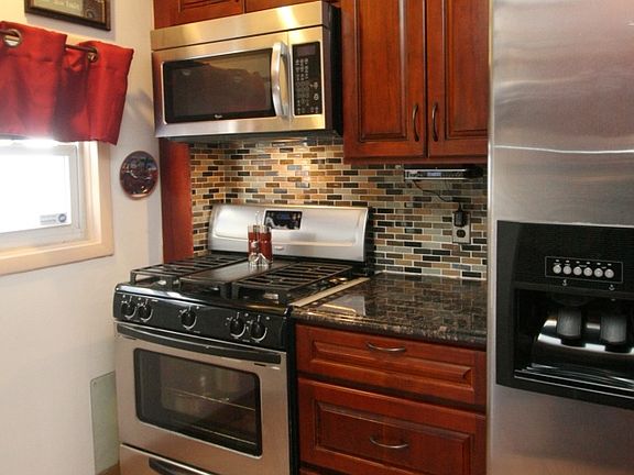 5th image of 185 Leslie St