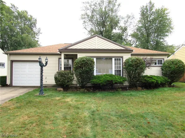 8907 Lynnhaven Rd, Parma Heights, OH 44130