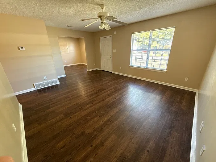 3 bed, 1.5 bath, 1200 sqft, $1,300 — Photo 4