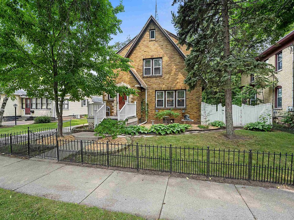 226 Broad St, Menasha, WI 54952 | Zillow