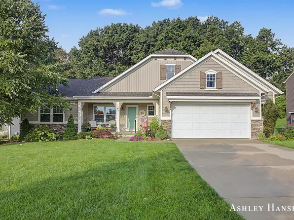 163 Dogwood Dr NE, Rockford, MI 49341