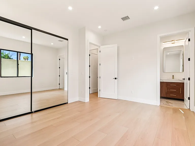 8010 Lloyd Ave — Photo 12
