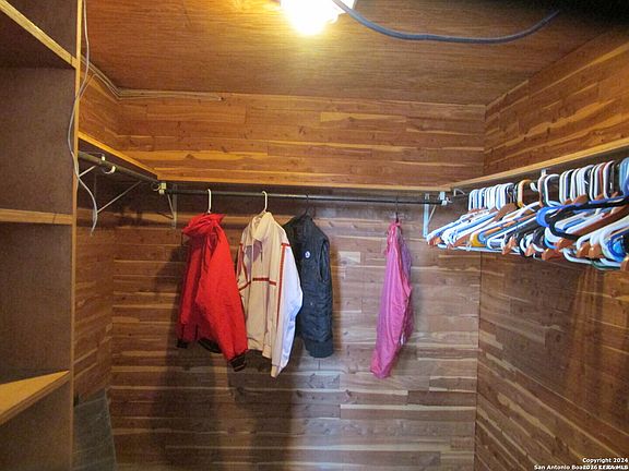 4th image of 617 W Bynum
