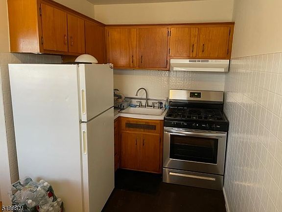 4th image of 10-16 Gonnelli St APT B2