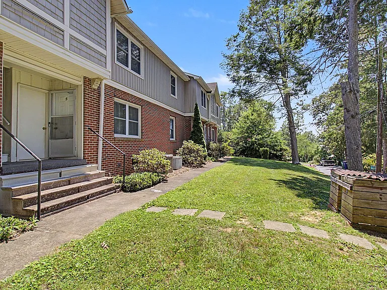 35 Hamburg Dr — Photo 21
