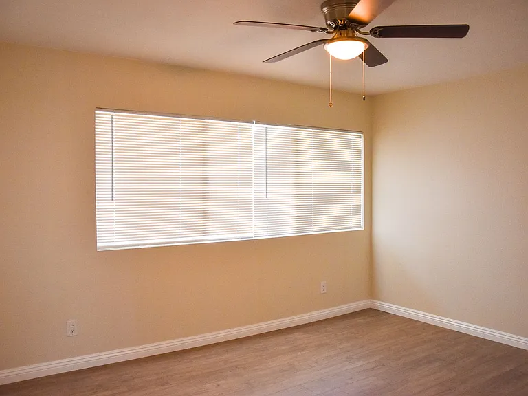2318 E Coolidge Ave — Photo 24