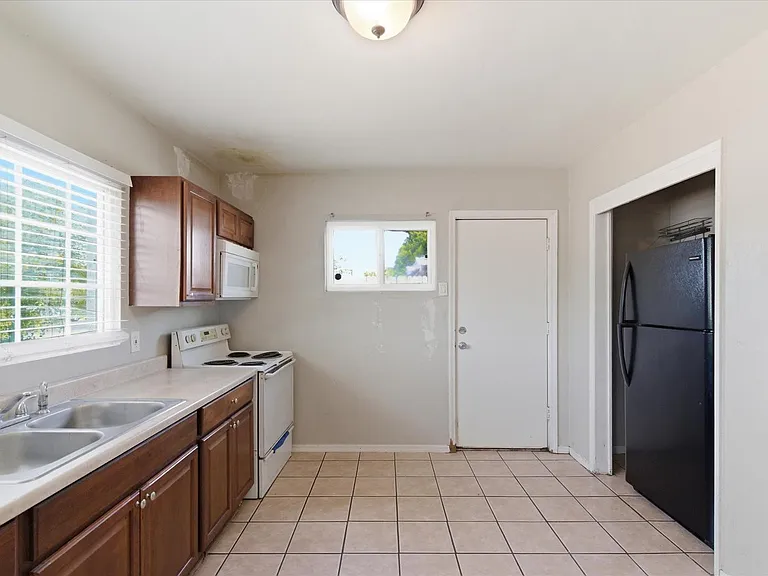 2609 W Morten Ave #1 — Photo 5