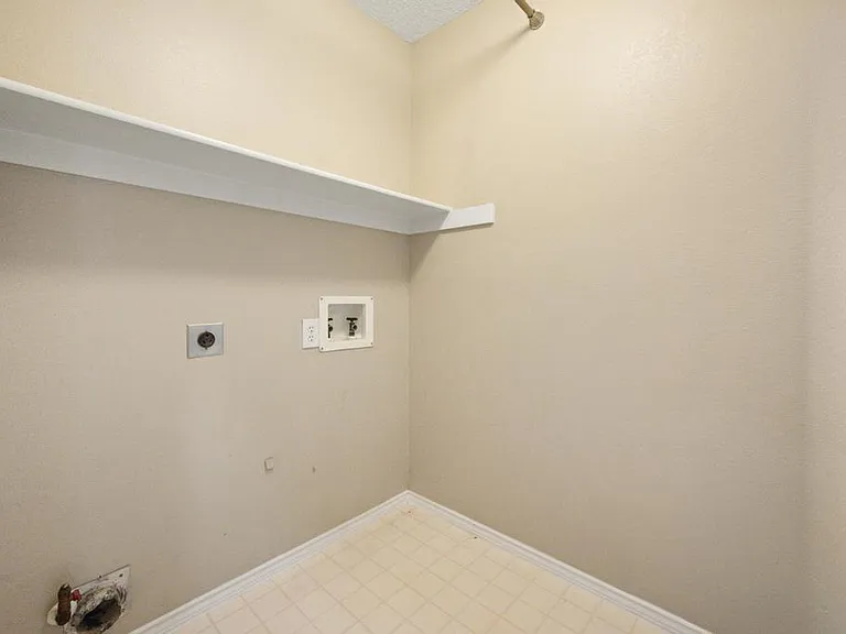7700 Glenoaks Dr — Photo 23