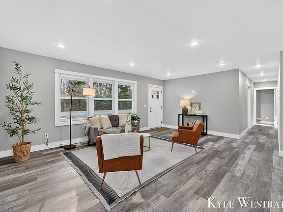 4th image of 579 S Walker Rd