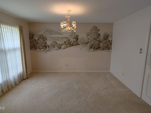 4th image of 2405 Hillsdale Dr