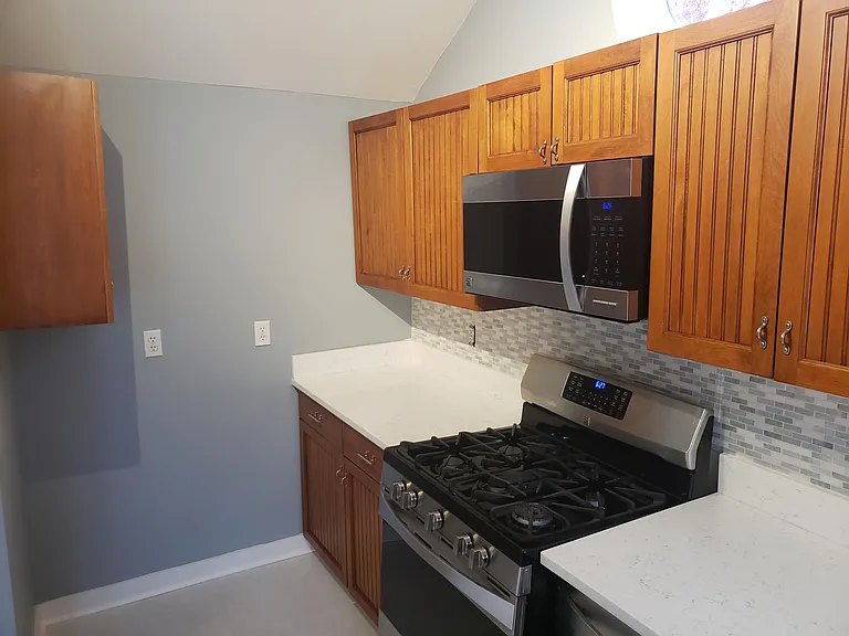 961 E Broadway — Photo 15