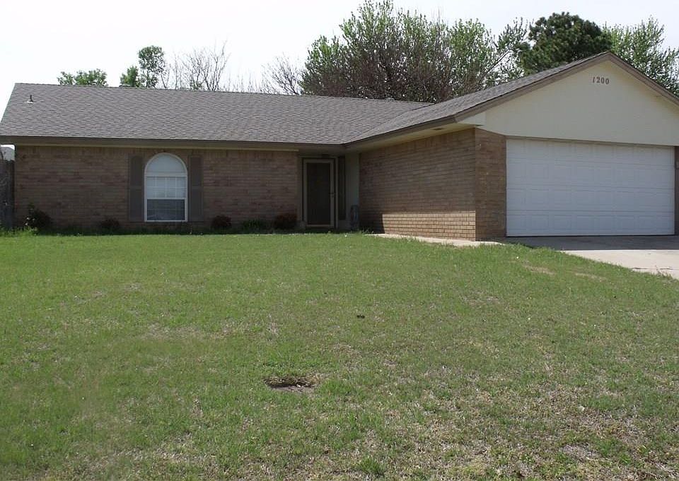 1st image of 1200 Oakwood Dr