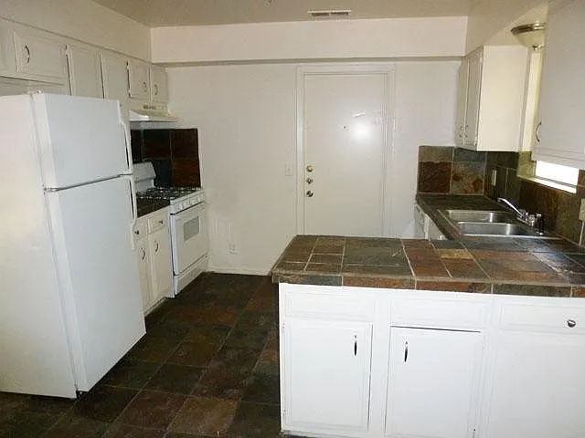 2412 Village Walk — Photo 7