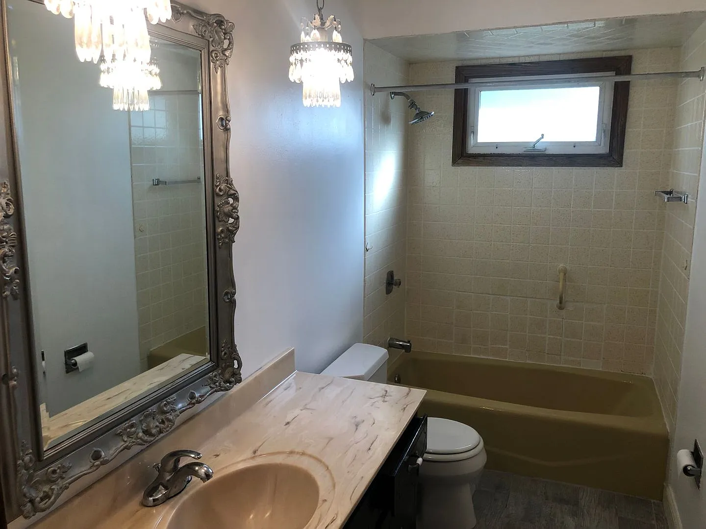 3bed/2bath Single Family Finished Basement Attached Garage! — Photo 4