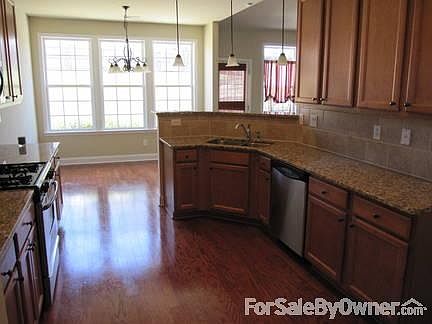 Kitchen & Breakfast Area