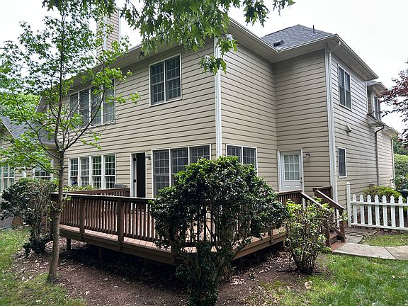 3rd image of 808 Cricketfield Ln