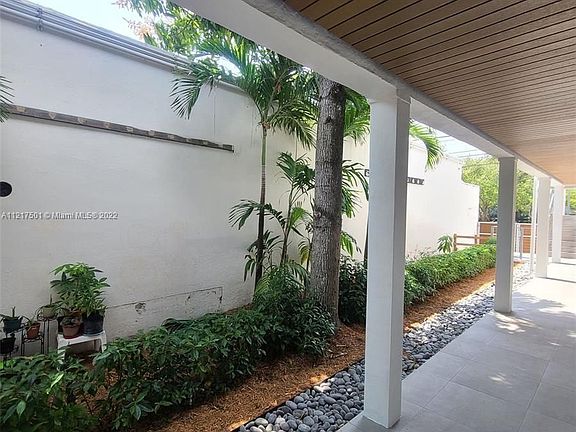 4th image of 220 Collins Ave APT 6A