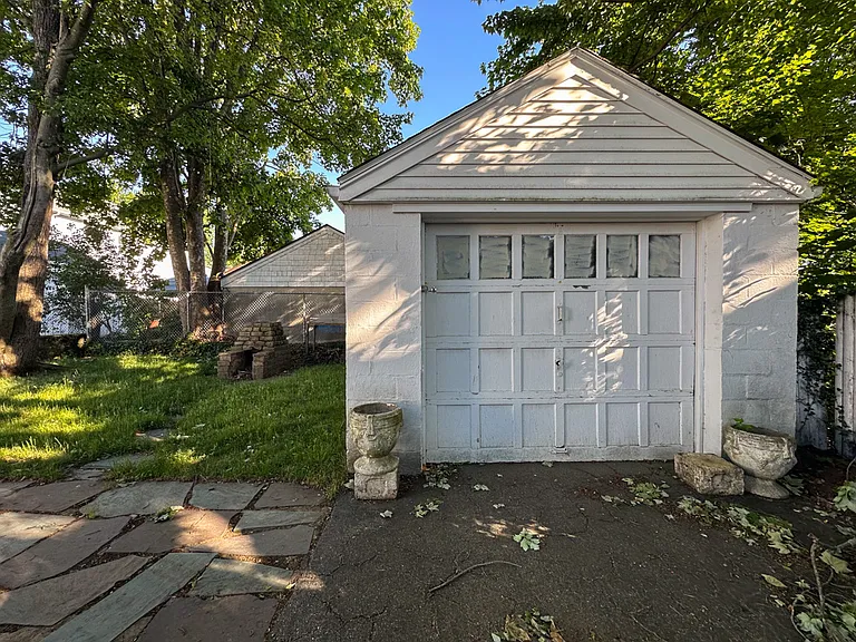 1 Car Garage
