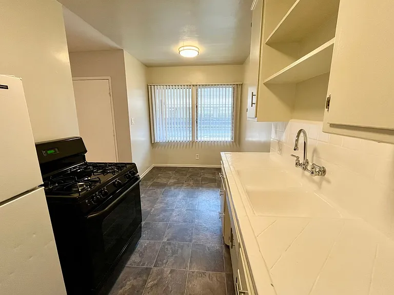 652 Veteran Ave — Photo 106