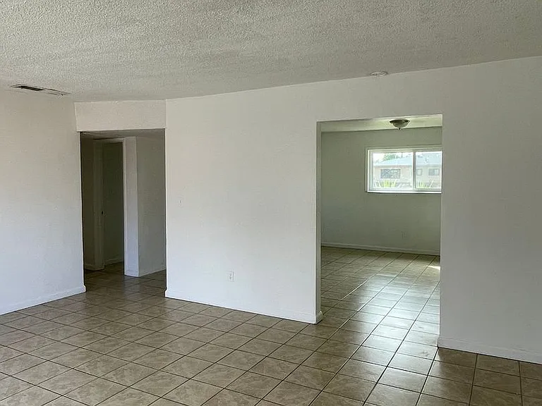 404 Lime Ave — Photo 2
