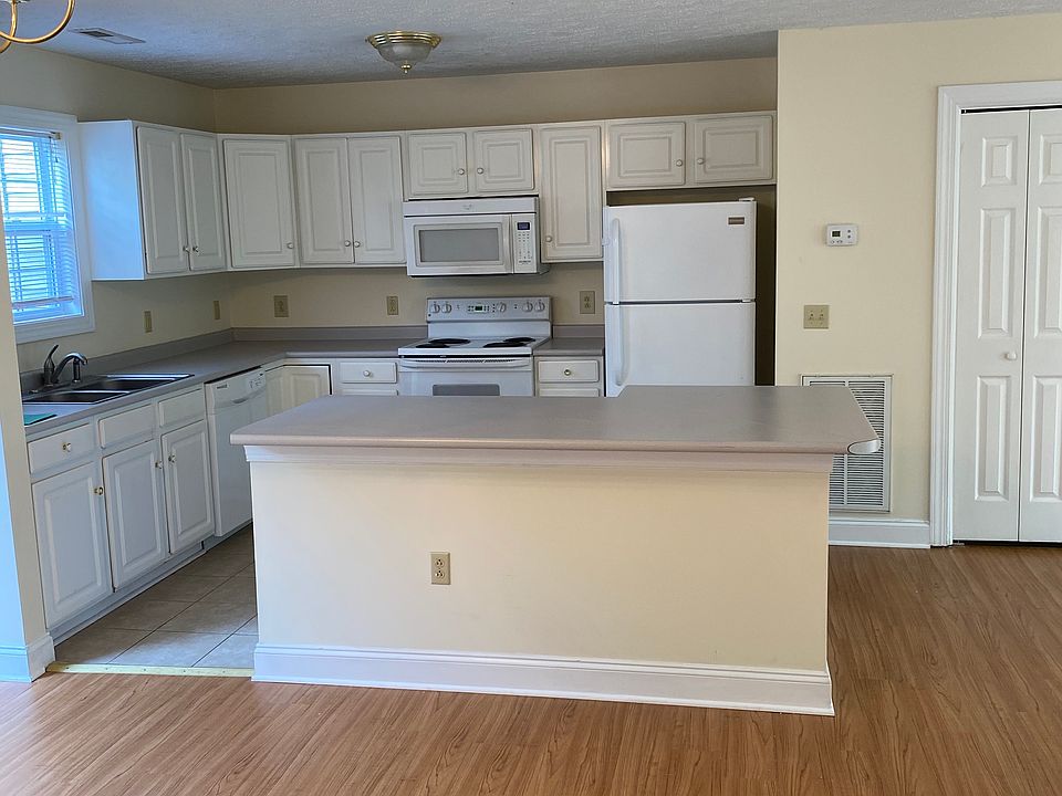 Fully equiped Kitchen with center island