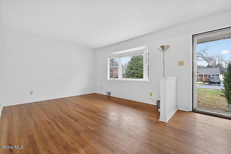 4th image of 15 Cornelia Avenue