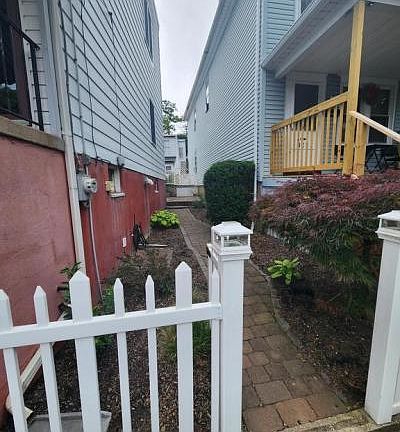 3rd image of 423 Adams St