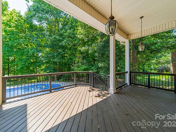 3rd image of 8121 Grahamson Ln