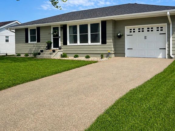 3rd image of 212 Sunset Dr