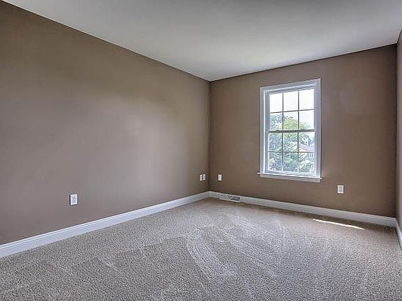 5th image of 320 Hedgewick Ln