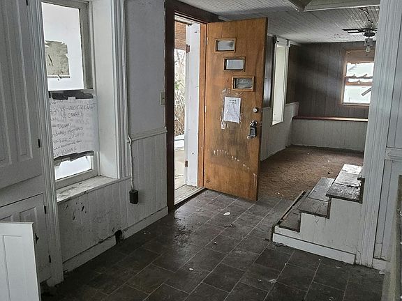4th image of 408 Main St