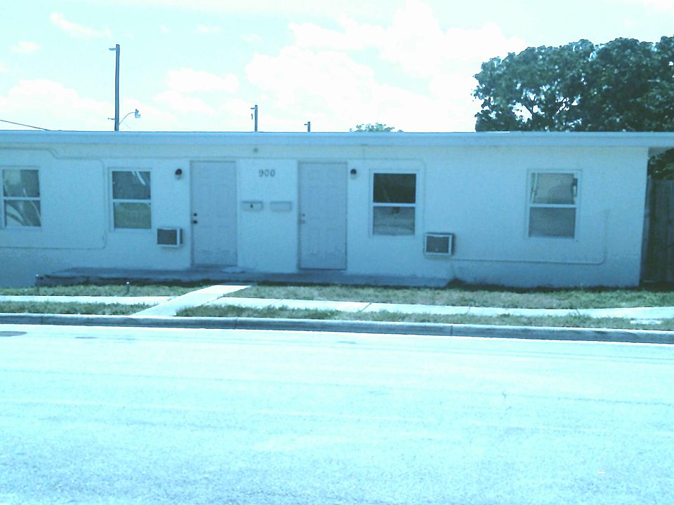 1st image of 900 W 9th Street