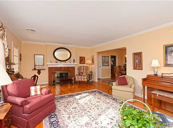 3rd image of 109 Lincoln St