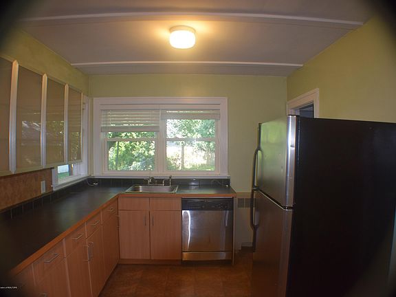 3rd image of 226 Leslie St
