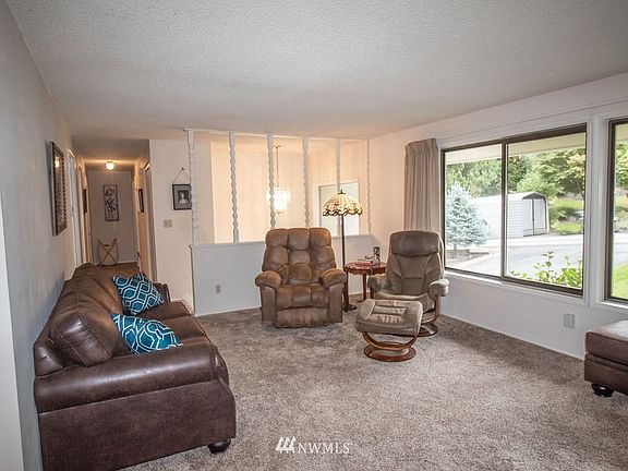 3rd image of 136 Inglewood Dr