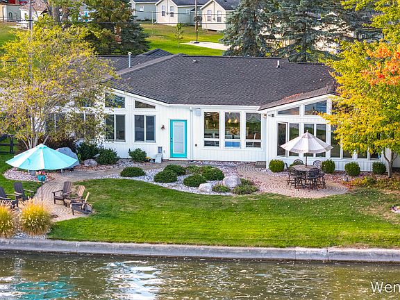 2nd image of 2749 Russell Dr