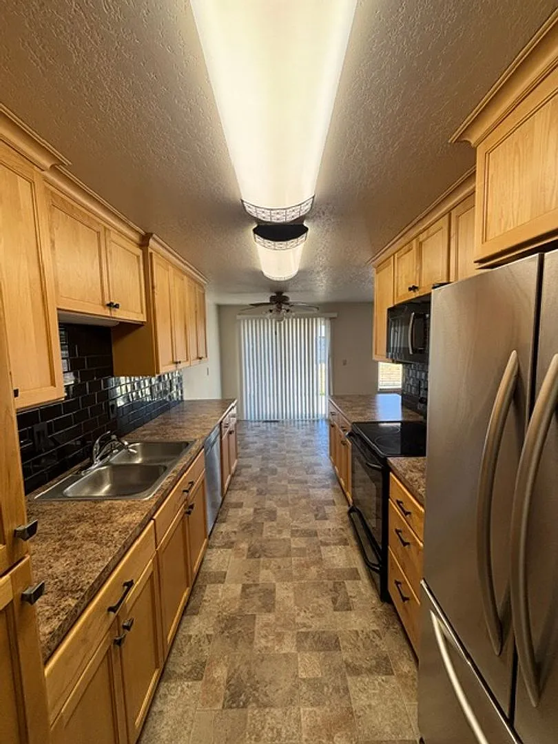 3 Bedroom Home N side of Newberg — Photo 2