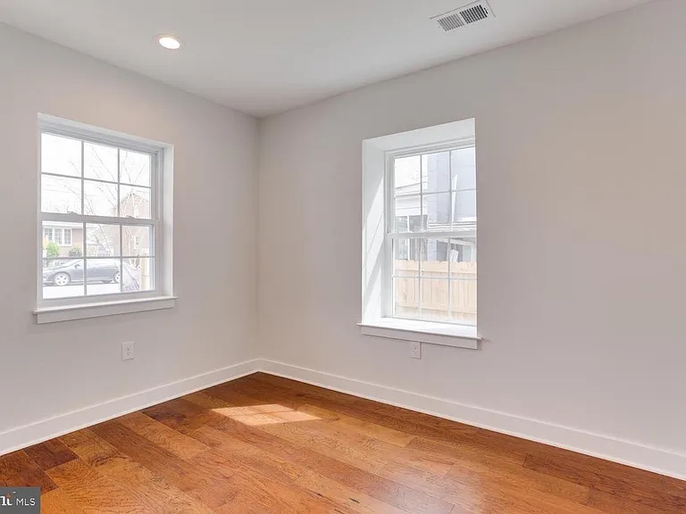 Office or 5th bedroom