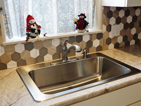 4th image of 38 Harmony St