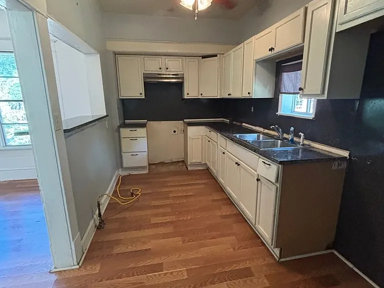 2560 Emery St — Photo 4