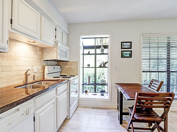 5th image of 1311 Antoine Dr APT 132