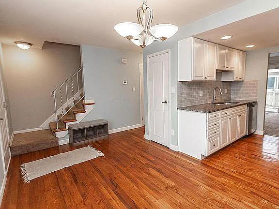 3 bed, 1352 sqft, $2,100 — Photo 2