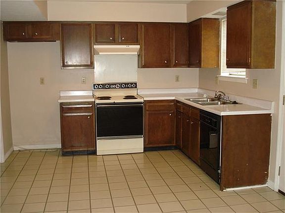 5th image of 990 Oak Ave