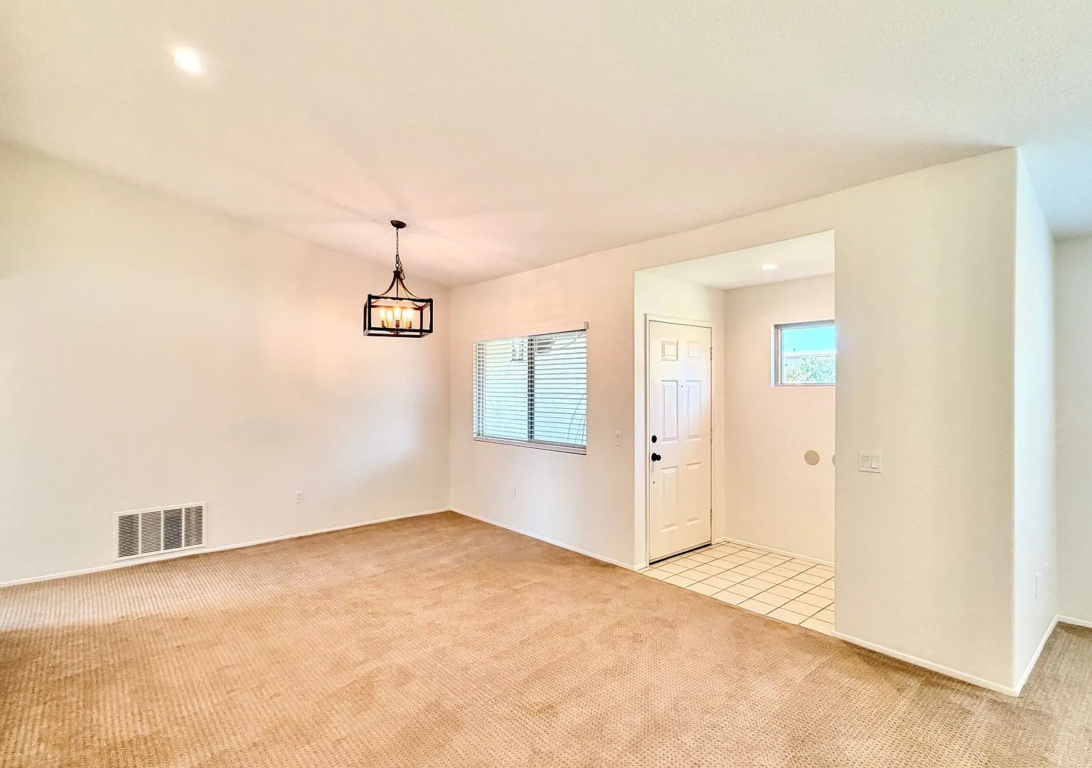 Lovely Single Story Home in Quiet Neighborhood of Fallbrook, Minutes to Everything! — Photo 4