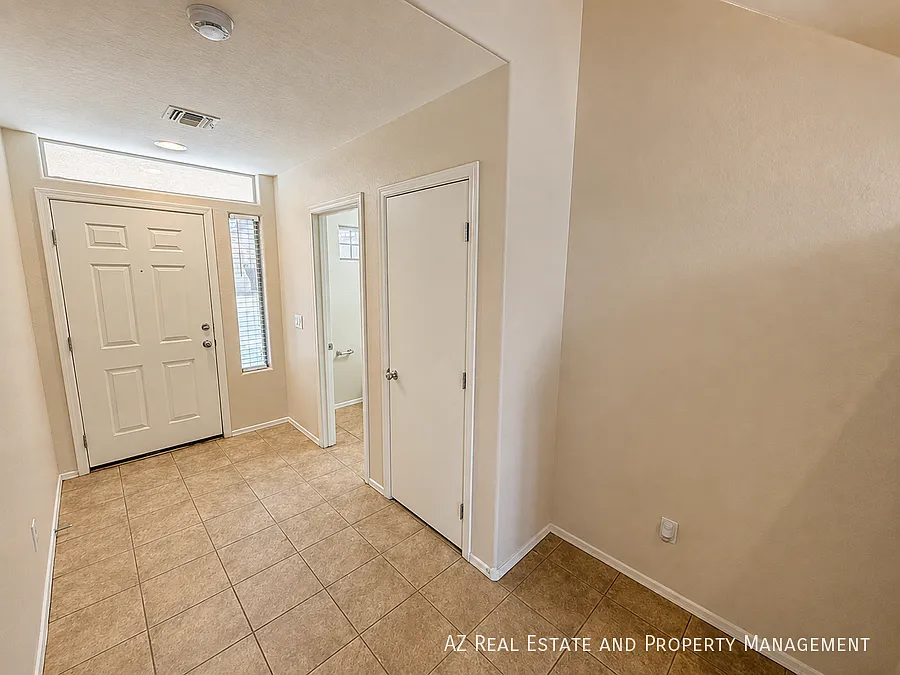 Spacious 3-Bedroom Glendale Home with Garage, Pool & Private Yard — Photo 4