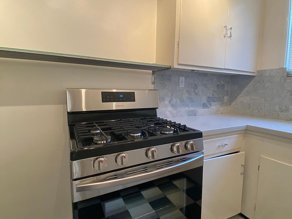 New 5 burner gas stove, residential quality!