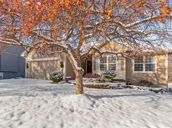 1020 NE Woodbury Ln, Lees Summit, MO 64086