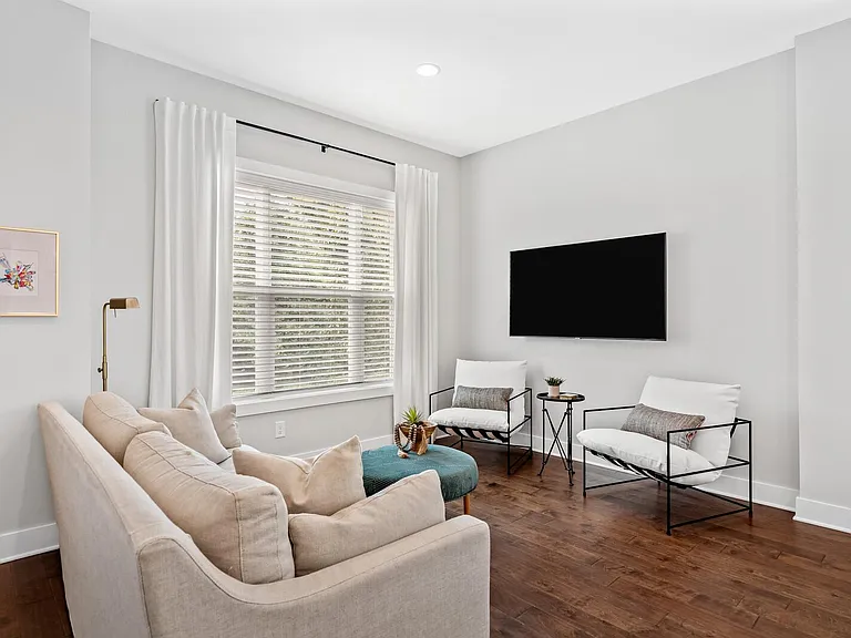 527 Vernon Cir — Photo 2