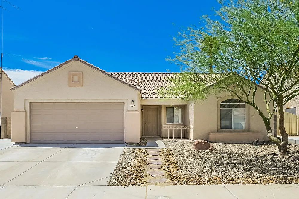 3 bed, 2.0 bath, 1425 sqft, $2,085 — Photo 1