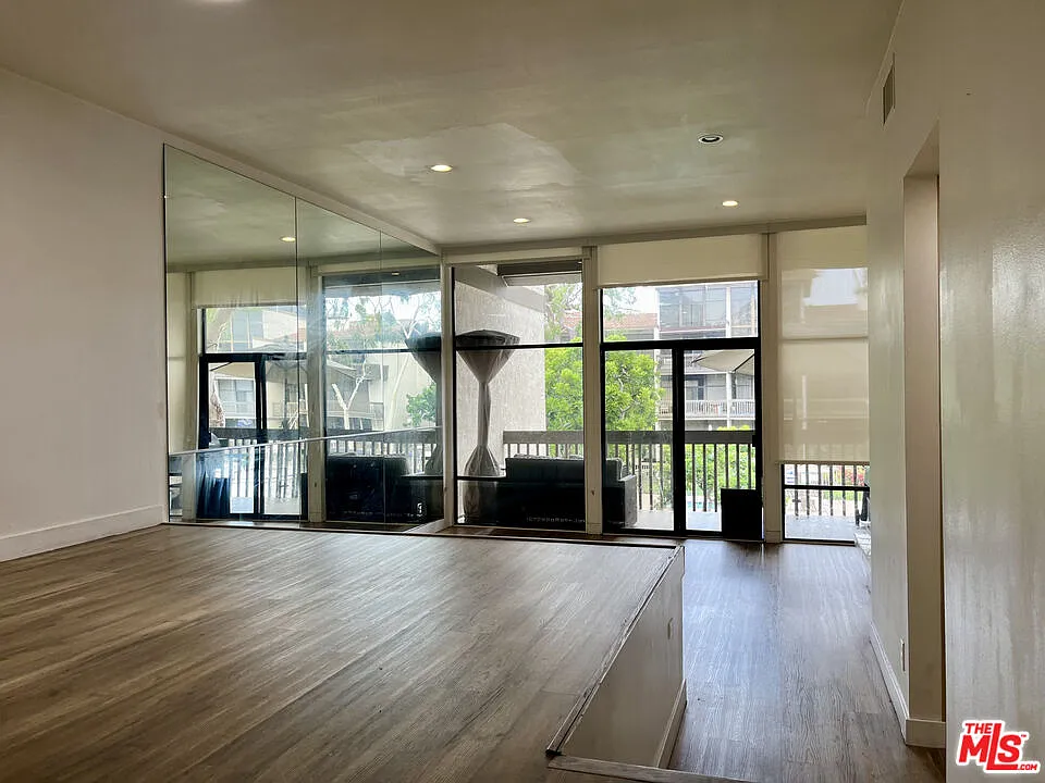 Building Photo - 7217 Marina Pacifica Dr